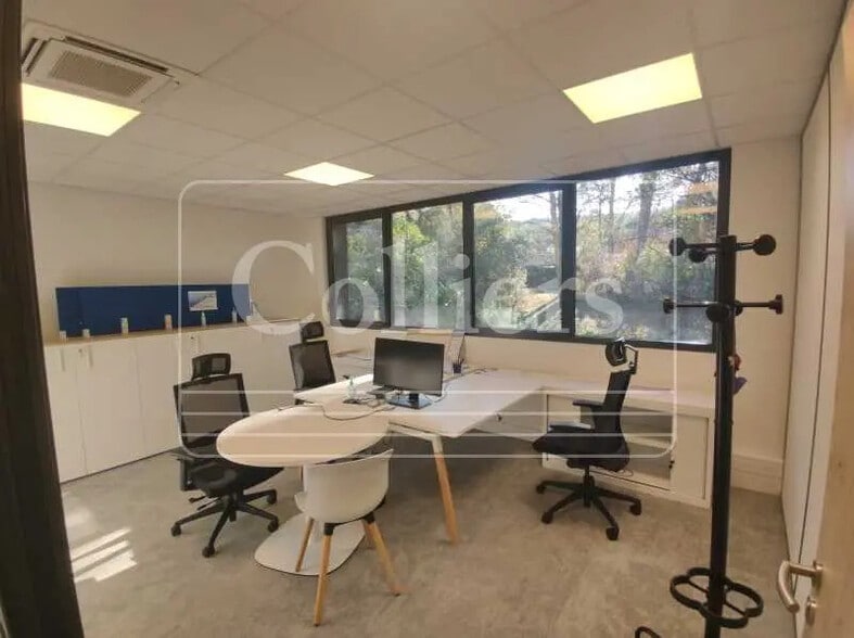 240 Rue Pierre Simon Laplace, Aix-en-Provence à louer - Photo de l’immeuble – Image 3 sur 12