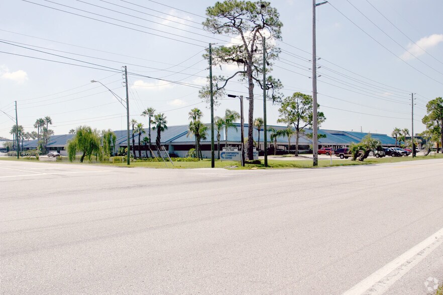 12495 34th St N, Saint Petersburg, FL à louer - Photo de l’immeuble – Image 3 sur 40