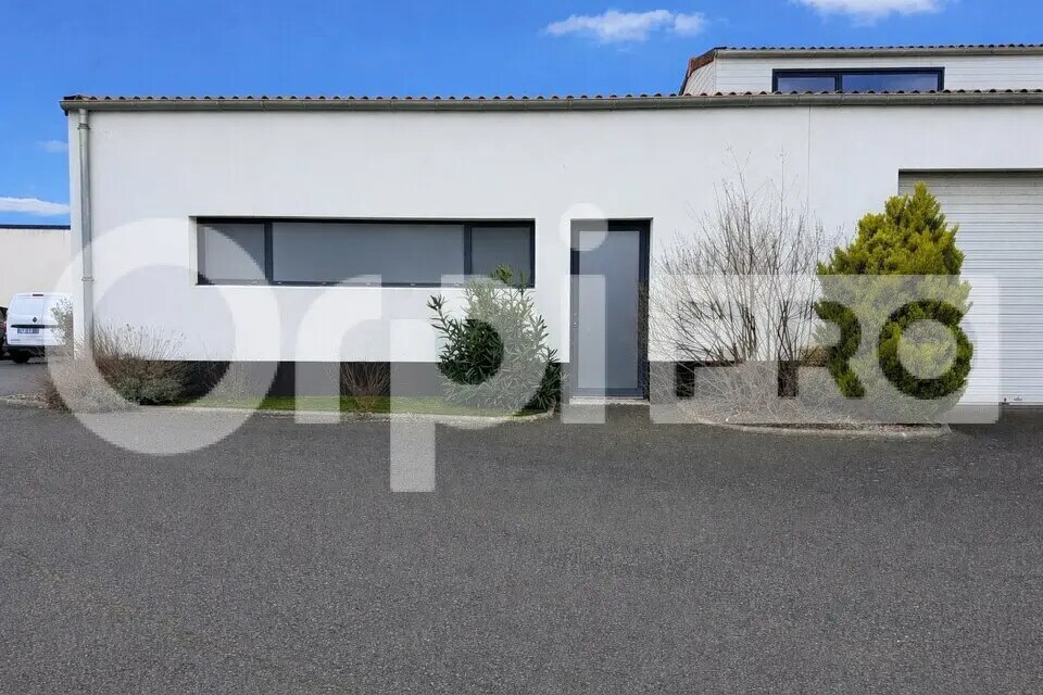 Local d’activités dans L'HOUMEAU à louer Photo de l’immeuble– Image 1 sur 4