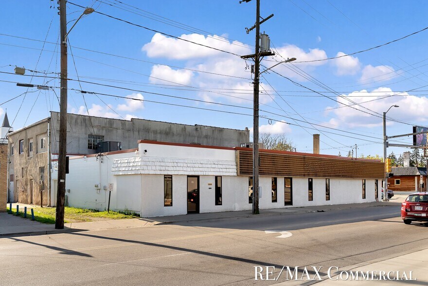 758 Burton St SE, Grand Rapids, MI à vendre - Photo de l’immeuble – Image 3 sur 50