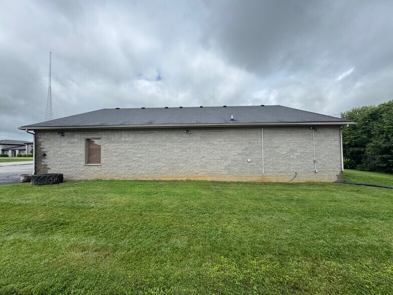 1004 Chico Dr, Lawrenceburg, KY à vendre - Photo de l’immeuble – Image 3 sur 9