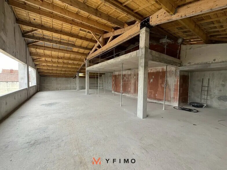 Local commercial dans Aubergenville à vendre - Photo de la construction – Image 2 sur 5