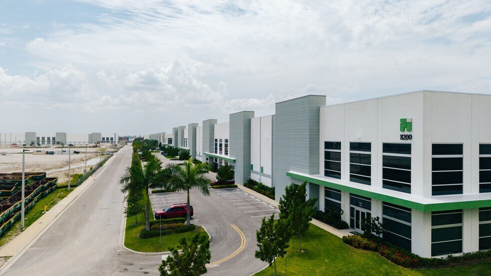 8200 NW 88th St, Medley, FL à louer - Photo de l’immeuble – Image 1 sur 6