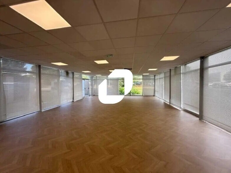 Bureau dans Osny à louer - Photo de l’immeuble – Image 1 sur 16