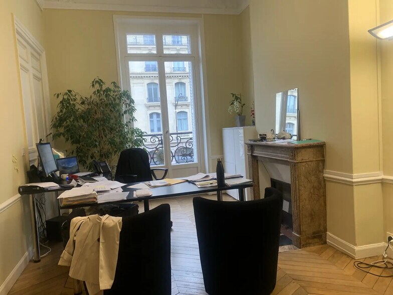 94 Rue Saint-Lazare, Paris à louer - Photo de l’immeuble – Image 3 sur 26