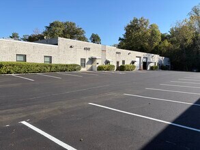 4517-4525 Renaissance Pky, Warrensville Heights, OH à louer Photo de l’immeuble– Image 1 sur 7