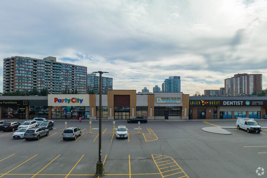 9625 Yonge St, Richmond Hill, ON à vendre - Photo de l’immeuble – Image 3 sur 6