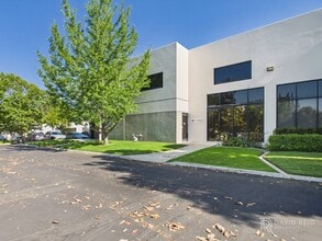 417 E Huntington Dr, Monrovia, CA à louer Photo de l’immeuble– Image 1 sur 9