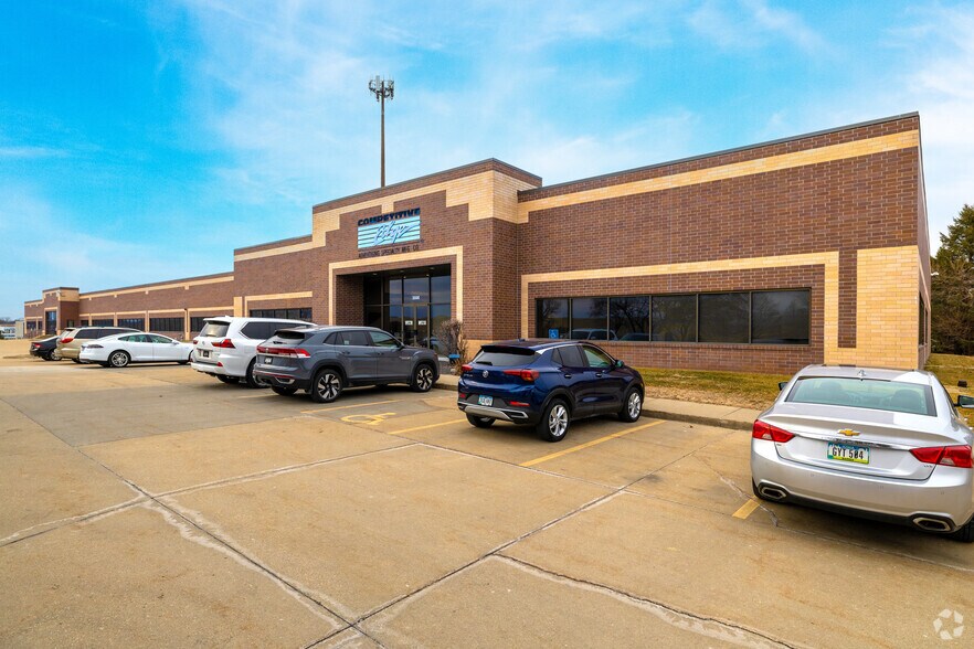 3500-3630 109th St, Urbandale, IA à vendre - Photo de l’immeuble – Image 2 sur 3