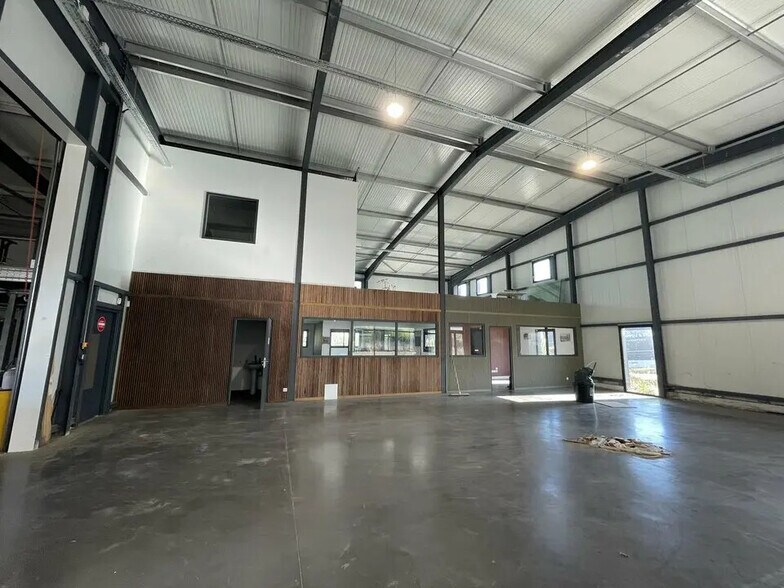 Local d’activités dans Saint-Loubès à louer - Photo de l’immeuble – Image 2 sur 10