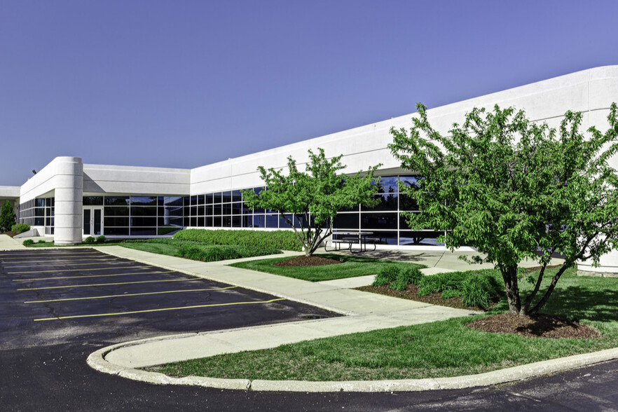 777 Oakmont Ln, Westmont, IL à louer - Photo de l’immeuble – Image 1 sur 2