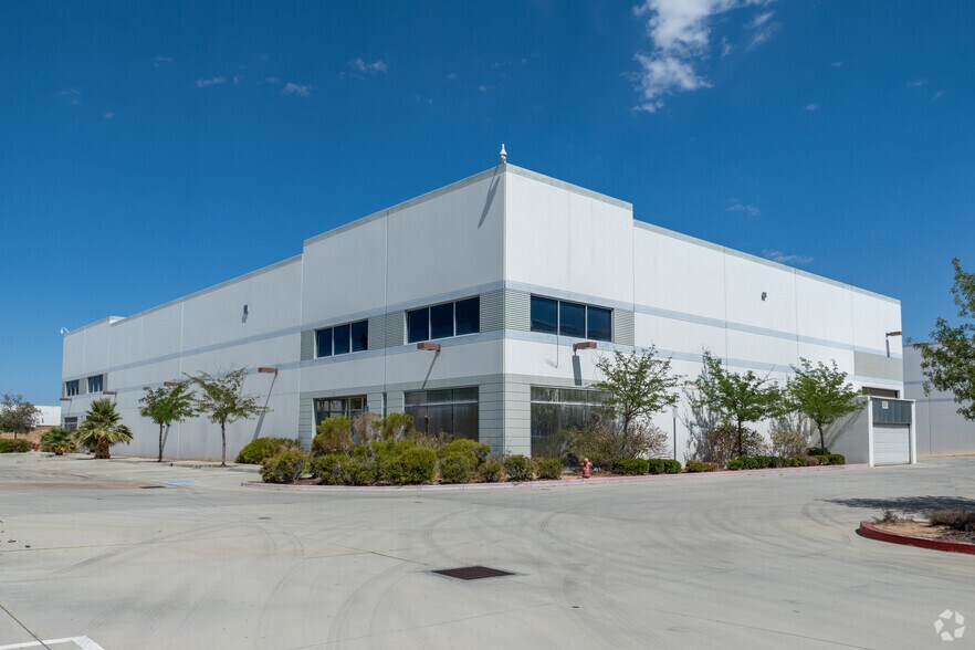 114 Grand Cypress Ave, Palmdale, CA à louer - Photo de l’immeuble – Image 2 sur 4