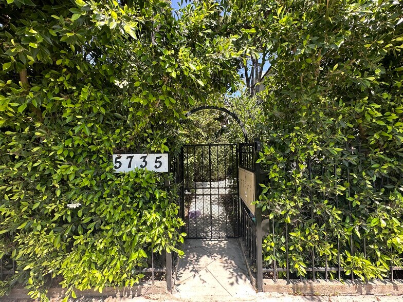 5735 Camerford Ave, Los Angeles, CA à vendre - Photo principale – Image 1 sur 5