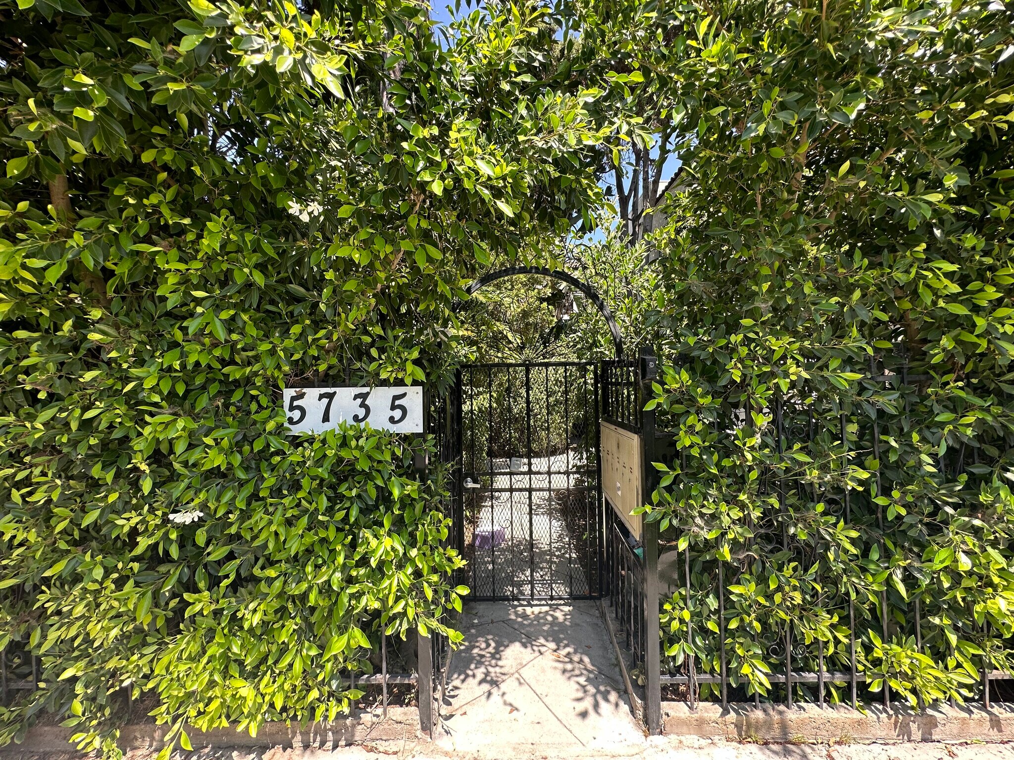 5735 Camerford Ave, Los Angeles, CA à vendre Photo principale– Image 1 sur 6