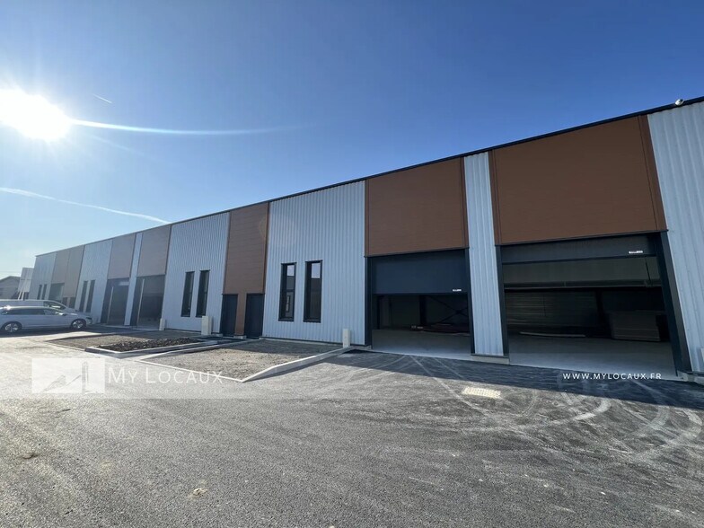 Industriel/Logistique dans Stains à louer - Photo de l’immeuble – Image 1 sur 8