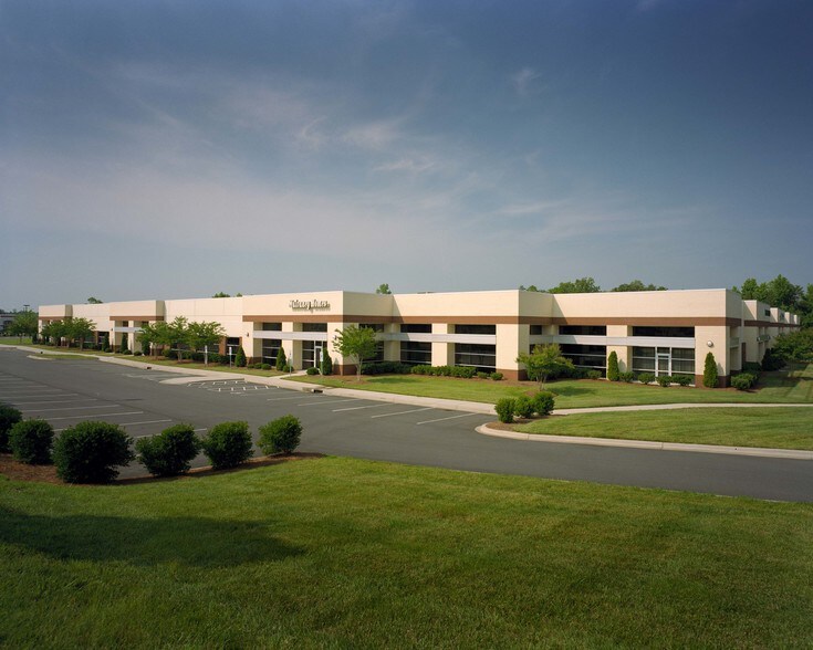 2401 Whitehall Park Dr, Charlotte, NC à louer - Photo principale – Image 1 sur 22