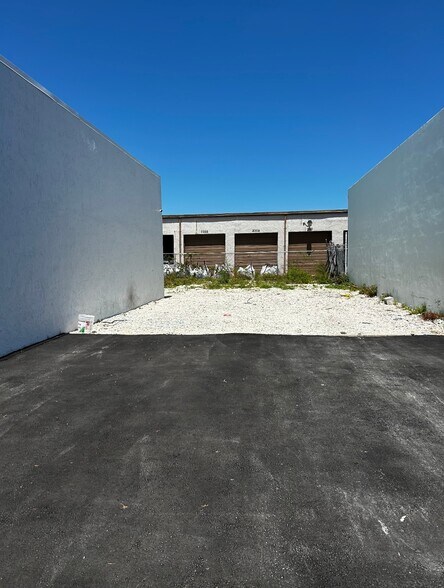 241 NE 32nd Ct, Oakland Park, FL à louer - Photo de l’immeuble – Image 2 sur 7