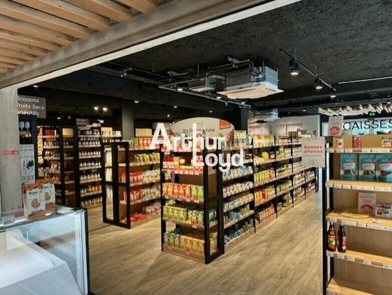 Local commercial dans Mandelieu-la-Napoule à louer - Photo de l’immeuble – Image 3 sur 6