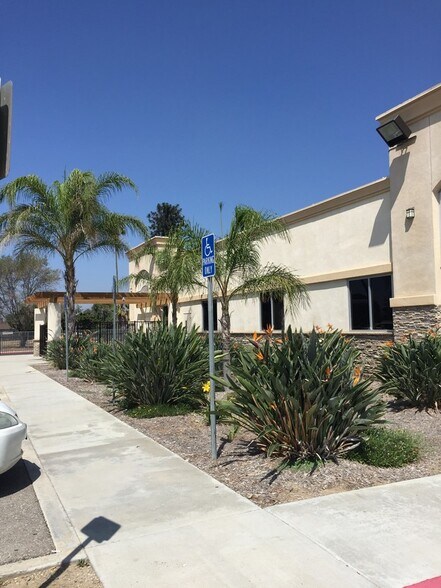960 W Mission Blvd, Pomona, CA à louer - Photo de l’immeuble – Image 2 sur 6