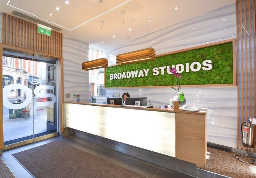 20 Hammersmith Broa, Londres à louer - Photo de l’immeuble – Image 2 sur 14