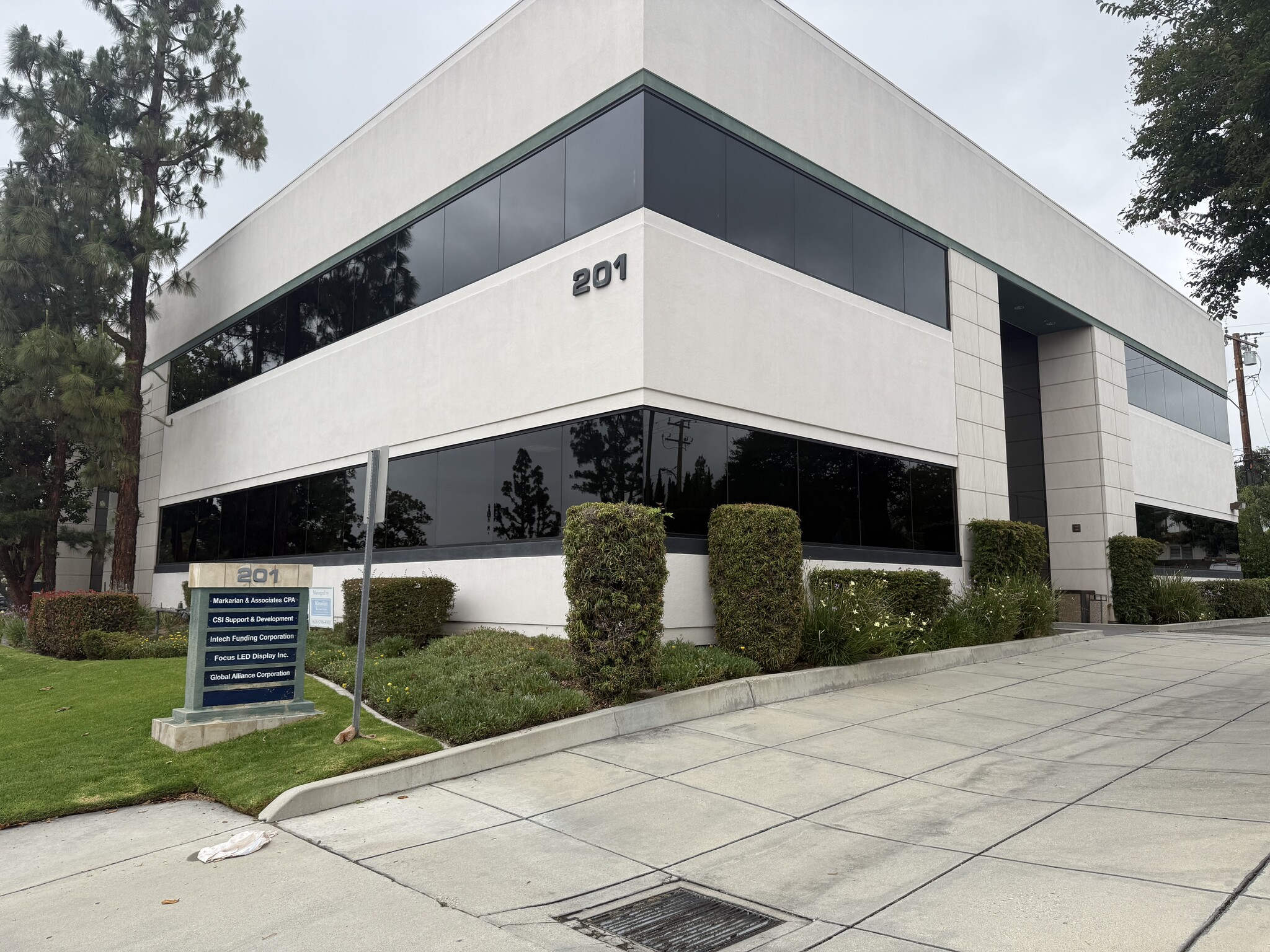 201 E Huntington Dr, Monrovia, CA à louer Photo de l’immeuble– Image 1 sur 21