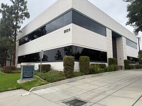 201 E Huntington Dr, Monrovia, CA à louer Photo de l’immeuble– Image 1 sur 21