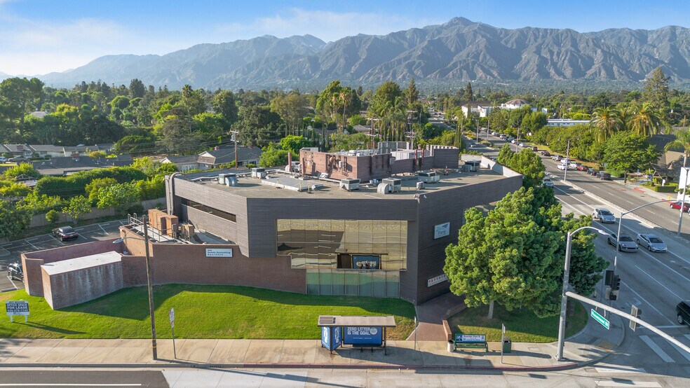 3675 Huntington Dr, Pasadena, CA à louer - Photo de l’immeuble – Image 1 sur 10