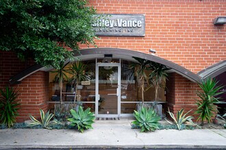 202-230 E Cota St, Santa Barbara, CA à louer Photo de l’immeuble– Image 2 sur 10