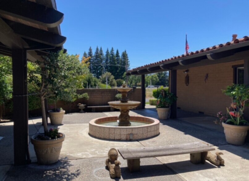 12961 Village Dr, Saratoga, CA à vendre - Photo de l’immeuble – Image 3 sur 10