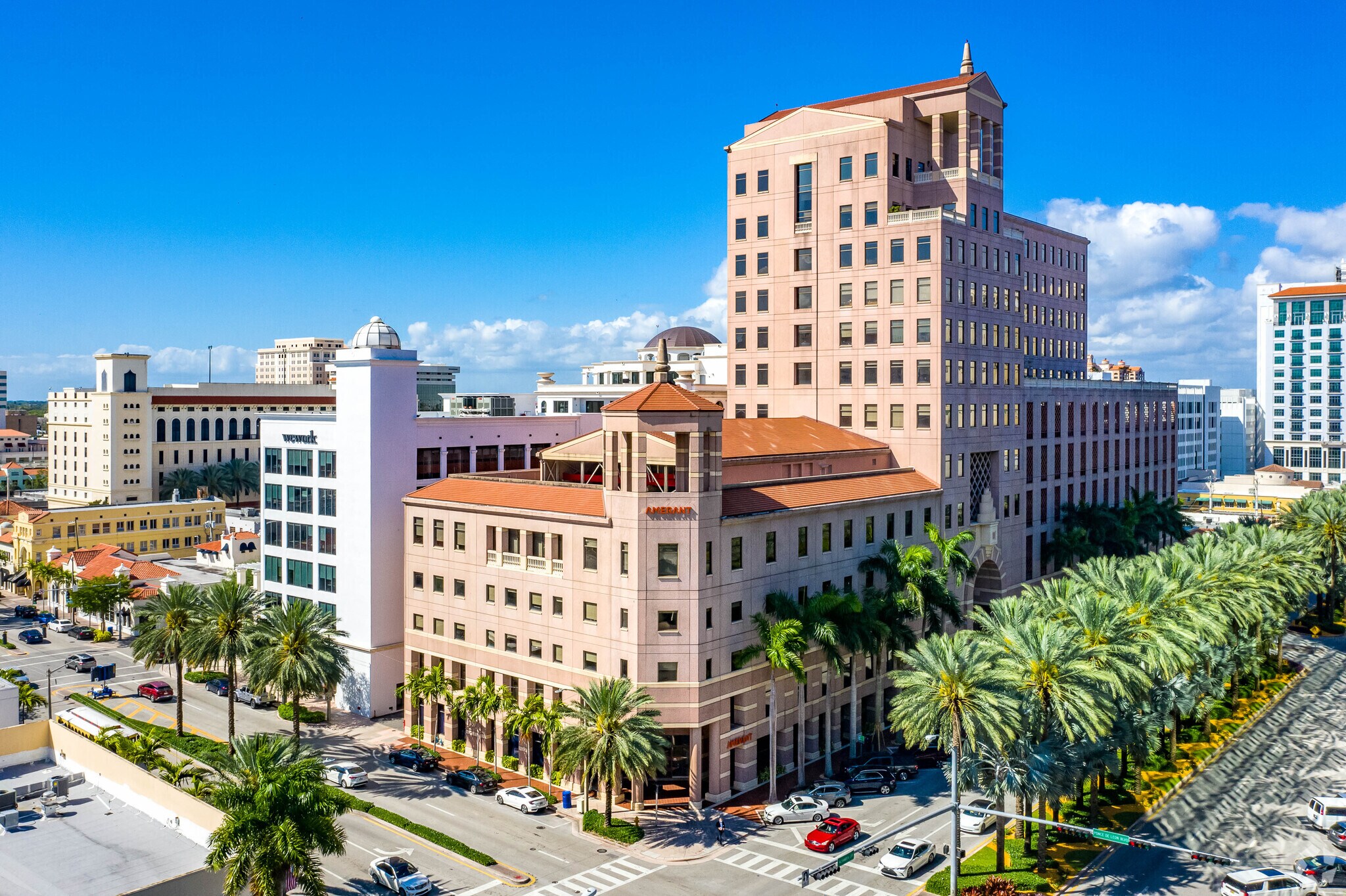 220 Alhambra Cir, Coral Gables, FL à louer Photo de l’immeuble– Image 1 sur 8