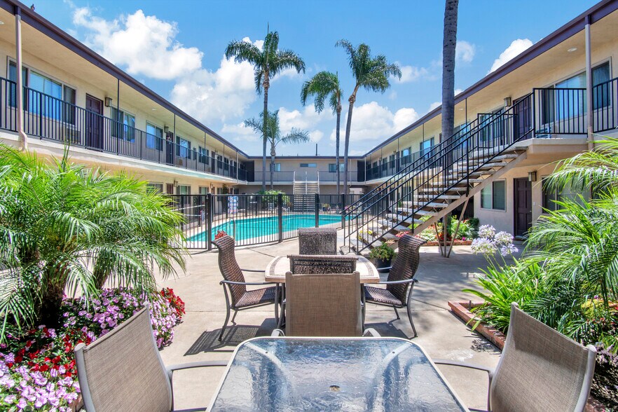 415 E 2nd St, Tustin, CA à vendre - Photo de l’immeuble – Image 3 sur 20