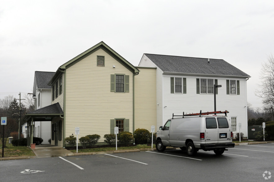828 Federal Rd, Brookfield, CT à louer - Photo de l’immeuble – Image 2 sur 37