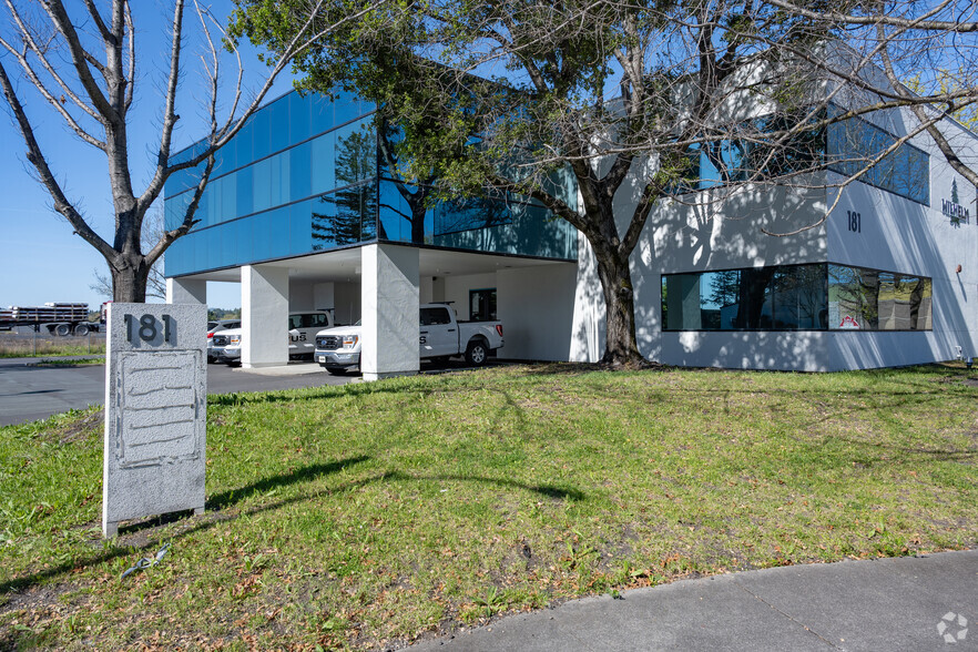 181 Lynch Creek Way, Petaluma, CA à louer - Photo de l’immeuble – Image 3 sur 9