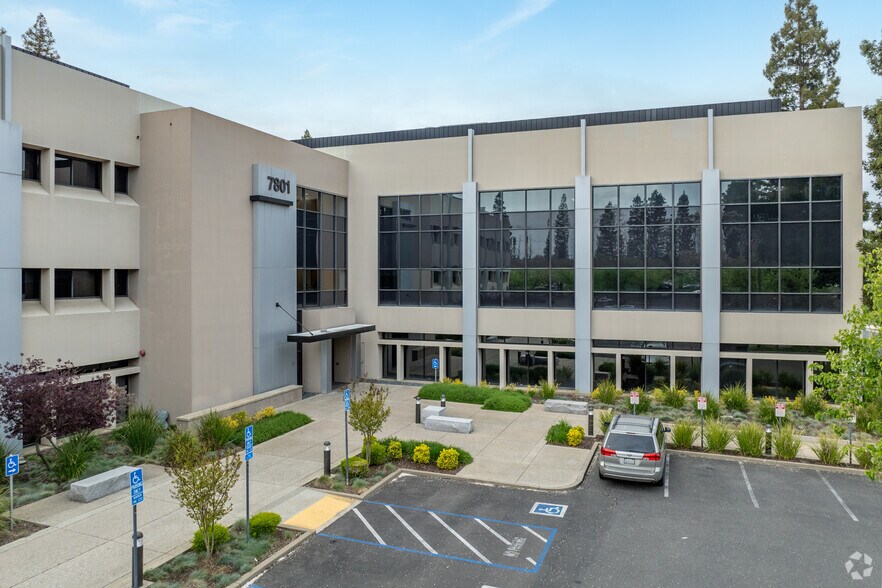7801 Folsom Blvd, Sacramento, CA à louer - Photo de l’immeuble – Image 1 sur 6