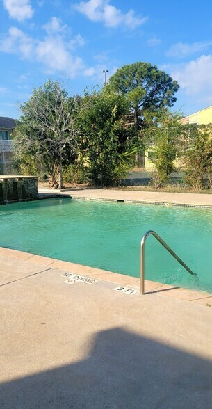 12803 Northborough Dr, Houston, TX à vendre - Photo de l’immeuble – Image 2 sur 47