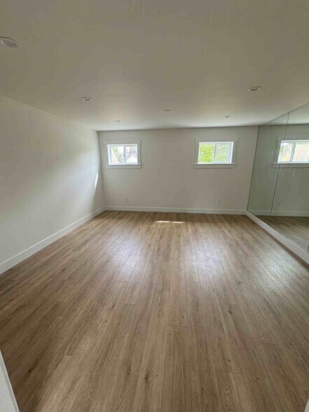 32 Chichester Ave, Center Moriches, NY à louer - Photo de l’immeuble – Image 3 sur 3