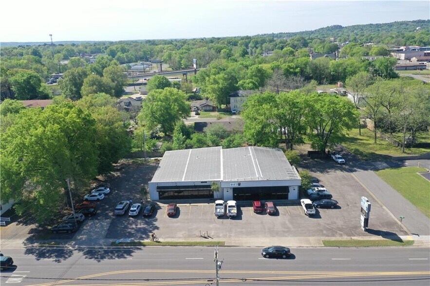 302 E Parkway Dr, Russellville, AR à vendre - Photo de l’immeuble – Image 2 sur 14