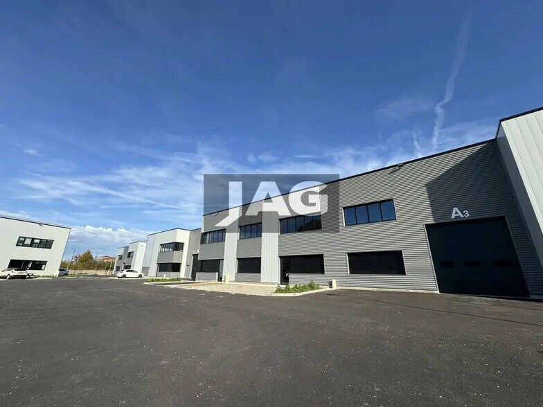 Local d'activités dans Pierre-Bénite à vendre - Photo de l’immeuble – Image 2 sur 14