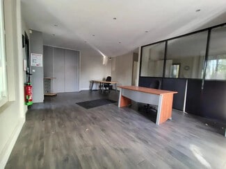 Plus de détails pour 46 Rue Des Broderies, Coignières - Local commercial à louer