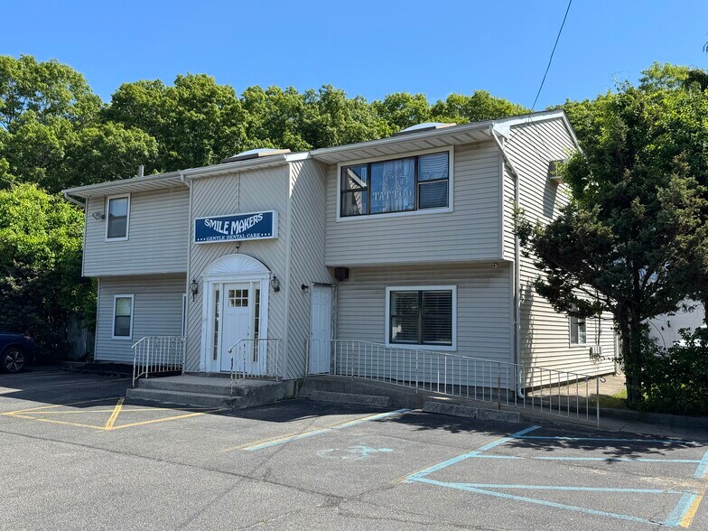 1138 William Floyd Pky, Shirley, NY à vendre - Photo de l’immeuble – Image 2 sur 6