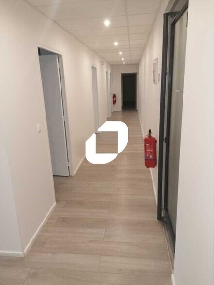 Bureau dans Grigny à vendre - Photo intérieure – Image 2 sur 6