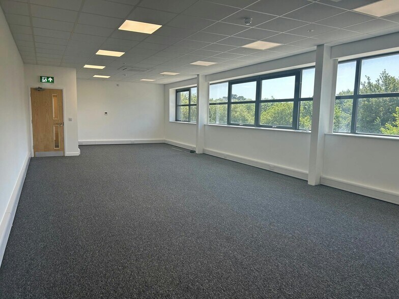 Ellesfield Av, Bracknell à louer - Photo de l’immeuble – Image 3 sur 7