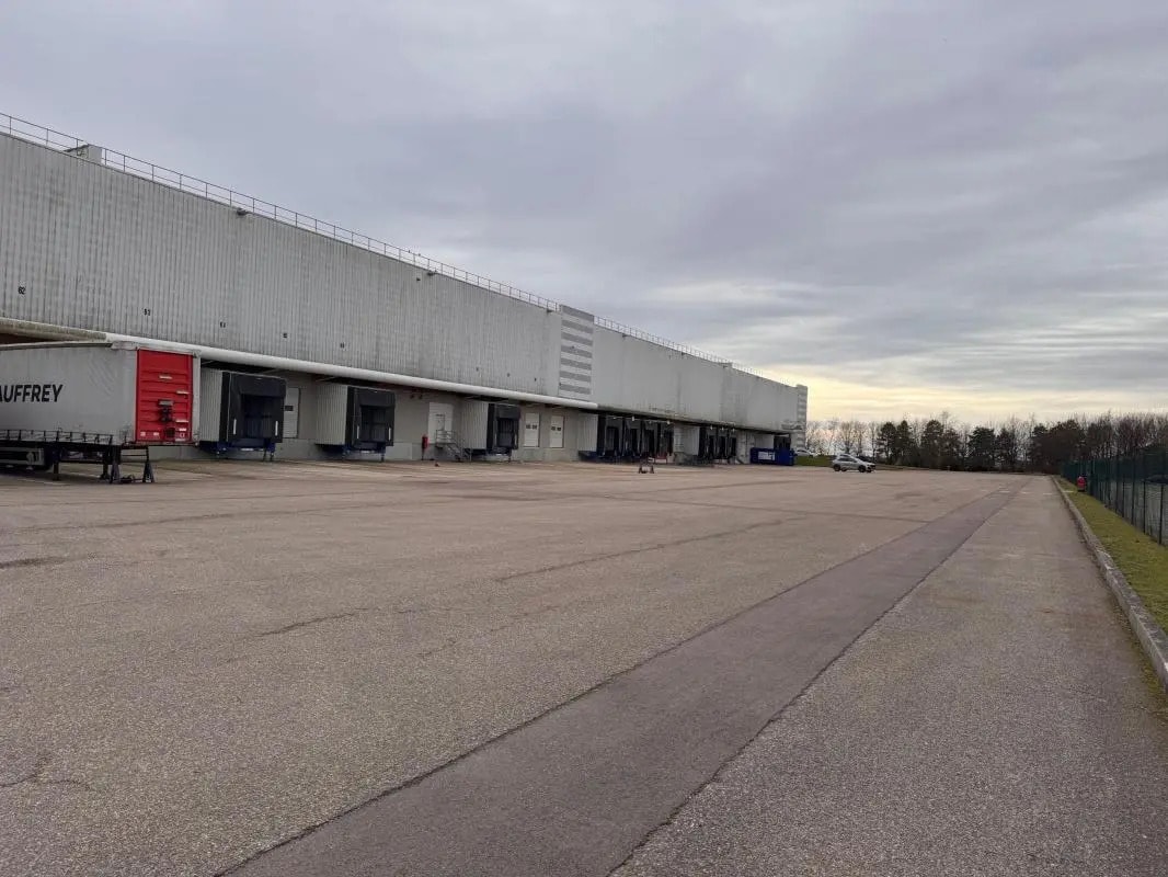Industriel/Logistique dans Savigny-sur-Clairis à louer Photo principale– Image 1 sur 16