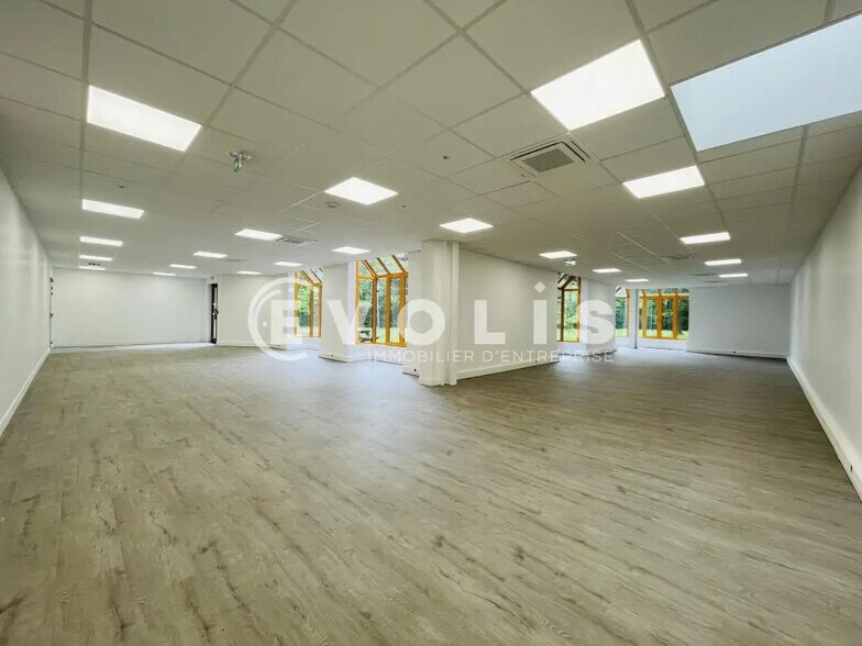 Bureau dans Croissy-Beaubourg à louer - Photo intérieure – Image 2 sur 10