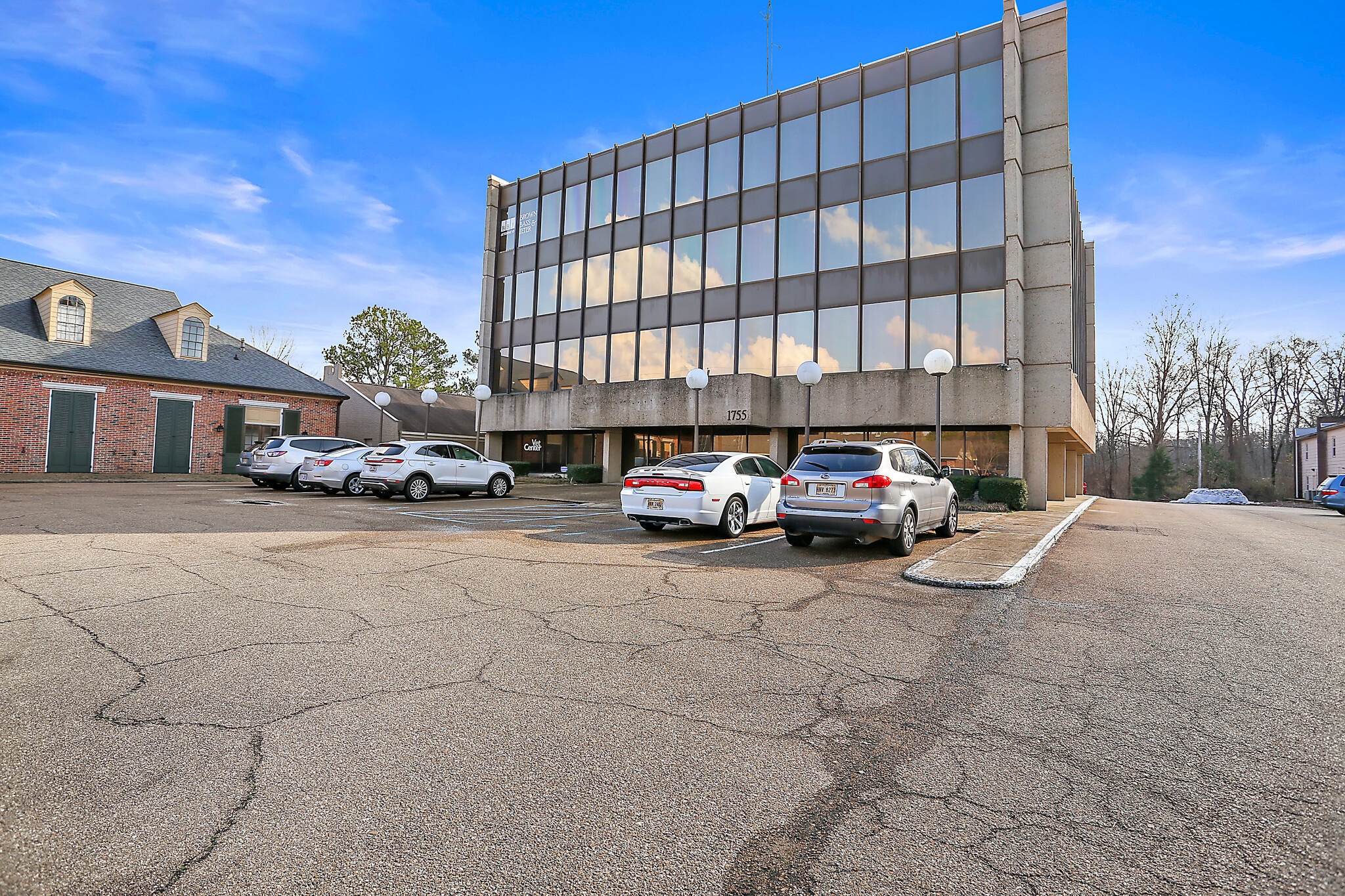 1755 Lelia Dr, Jackson, MS à louer Photo principale– Image 1 sur 3