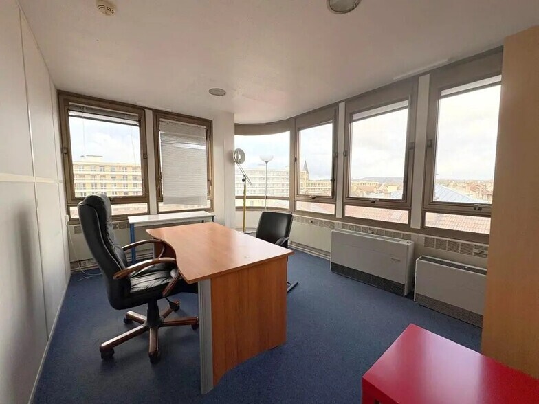 Bureau dans Poissy à vendre - Photo de l’immeuble – Image 2 sur 5