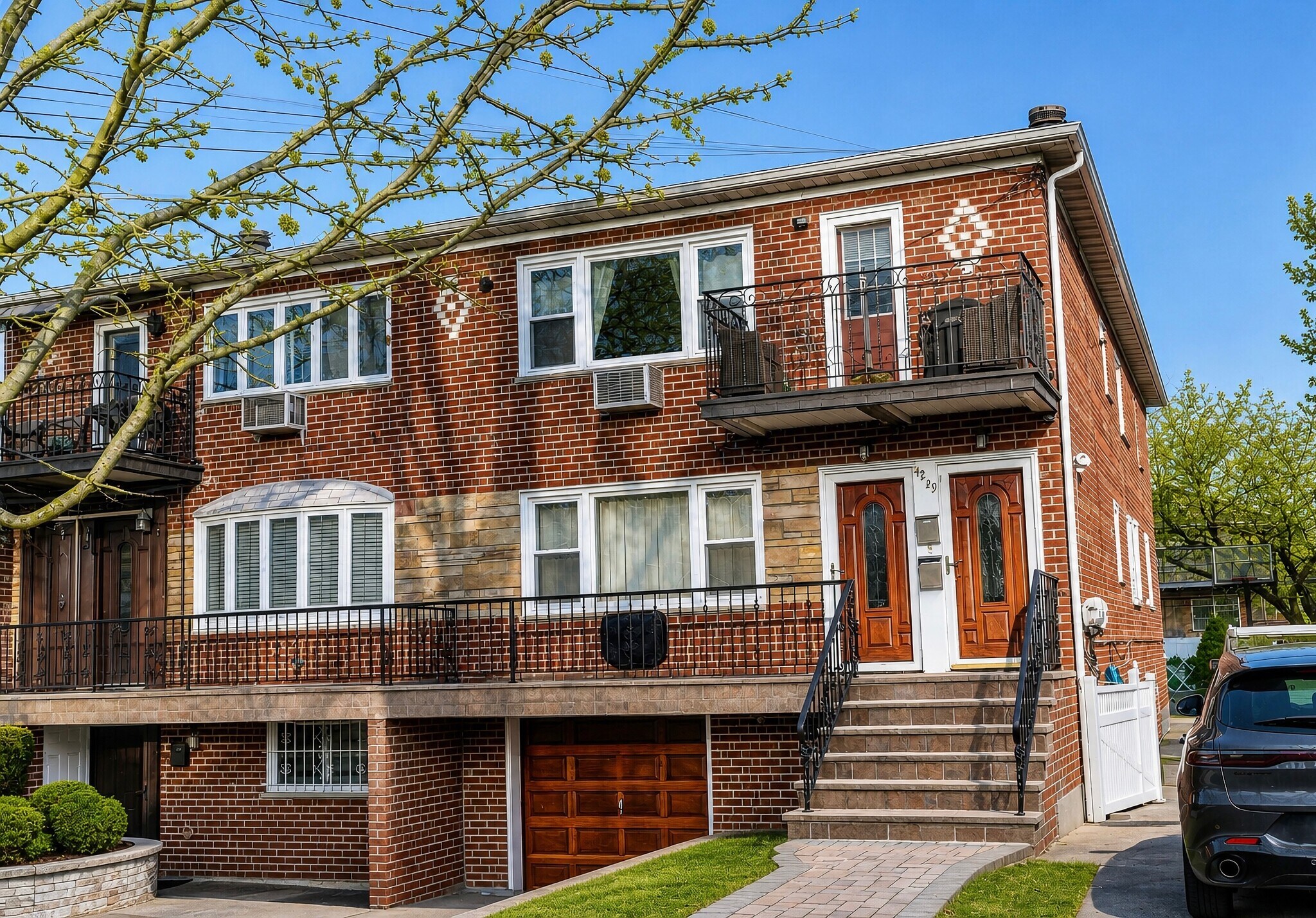 4219 195th St, Flushing, NY à vendre Photo de l’immeuble– Image 1 sur 6