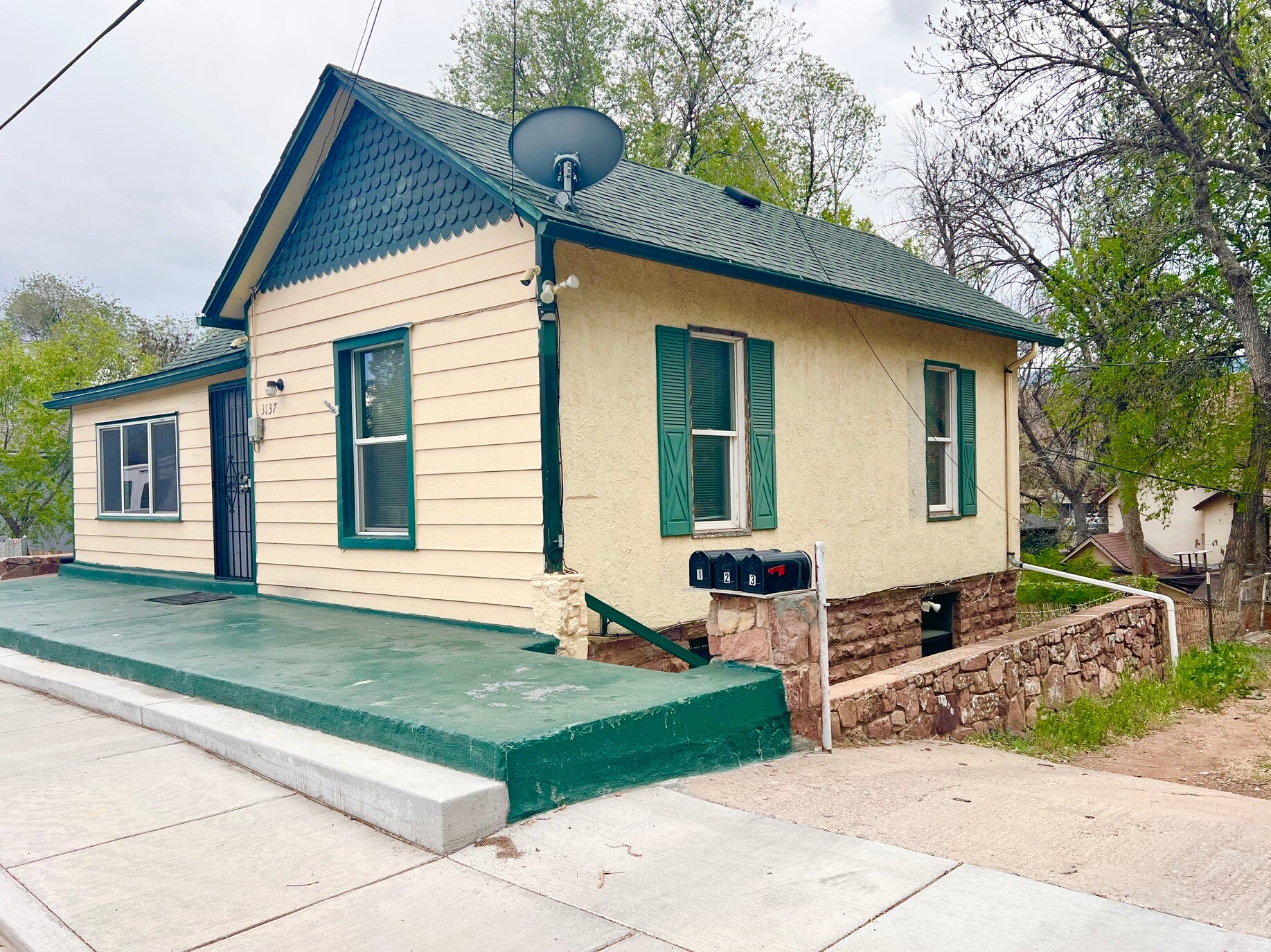 3137 W Pikes Peak Ave, Colorado Springs, CO à vendre Photo de l’immeuble– Image 1 sur 6
