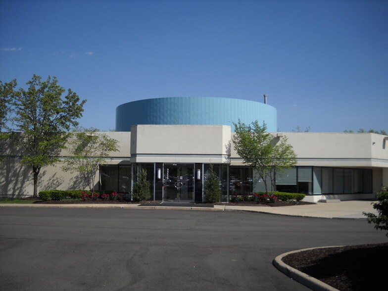34555 W 12 Mile Rd, Farmington Hills, MI à vendre - Photo de l’immeuble – Image 2 sur 10