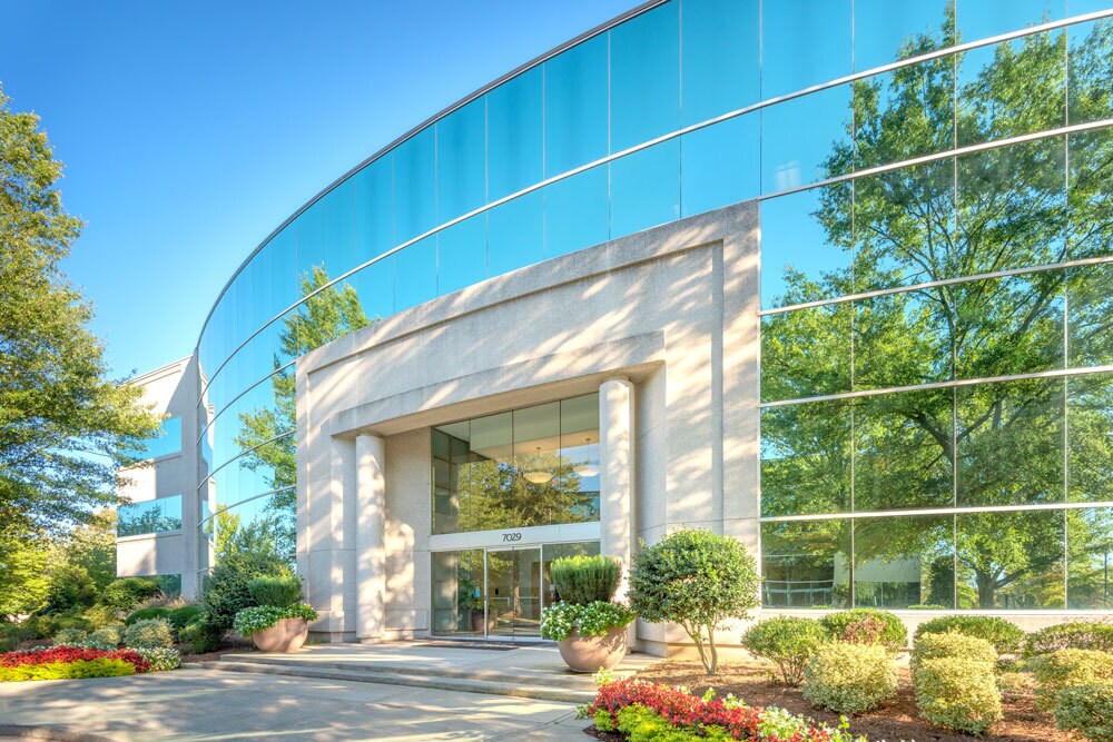 7029 Albert Pick Rd, Greensboro, NC à louer Photo principale– Image 1 sur 16